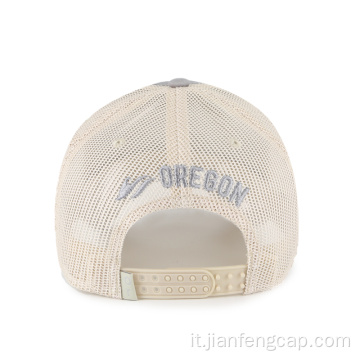 Cappello trucker con patch stampata e visiera curva